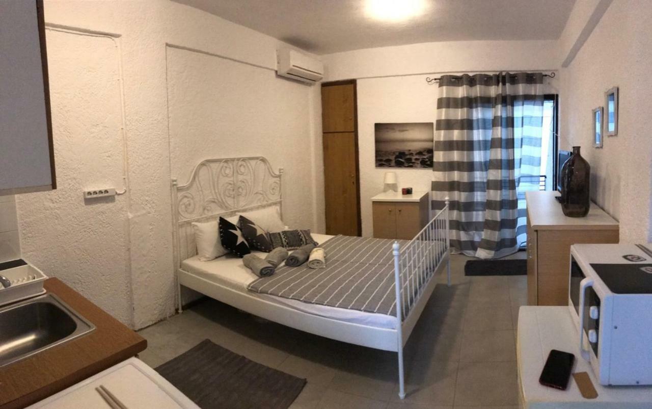 Meli'S Studio Apartment Pefkochori Bagian luar foto